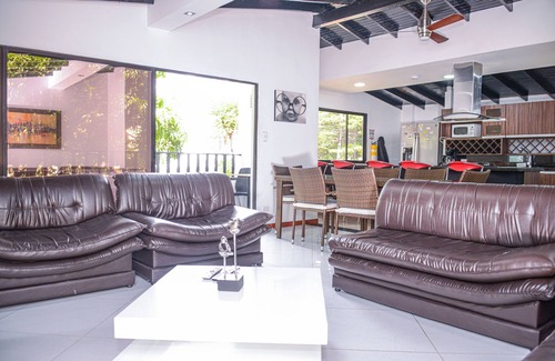 El Poblado Casa | 6 habitaciones, 7 baños, aire acondicionado, jacuzzi Balcón Poblado cerca de la estación de policía de Manila