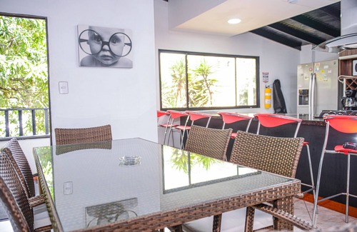 El Poblado Casa | 6 habitaciones, 7 baños, aire acondicionado, jacuzzi Balcón Poblado cerca de la estación de policía de Manila