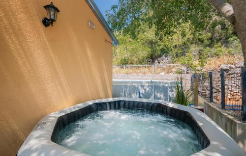 Donji Prolozac Casa | 6 Bedroom Awesome Home In Prolozac