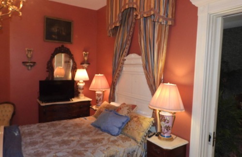 Keokuk Cama Y Desayuno | 6-bedroom bed & breakfast in marvelous Keokuk with WiFi, AC