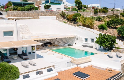 Psarou Villa | VILLA REFORMADA DE 5 * BDR PARA 2018 - POR ENCIMA DEL RESTAURANTE PSAROU Y NAMMOS BEACH