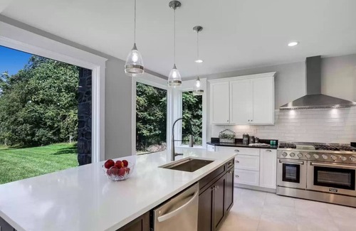 Bluemont Casa | Beautiful farmhouse nestled on 6 acres of wooded property