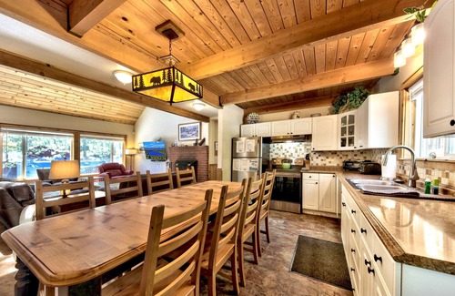 Montgomery Estates Cabina | 6 Bedroom, Game Room, Hot Tub, Near Lake and Trails, EV Charger, 12 guests+Extra Kids