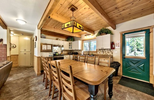 Montgomery Estates Cabina | 6 Bedroom, Game Room, Hot Tub, Near Lake and Trails, EV Charger, 12 guests+Extra Kids