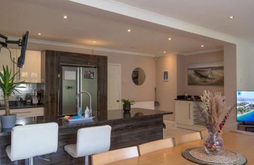 Luton Casa | 6 Bedroom Holiday Home with Hot Tub & Garden