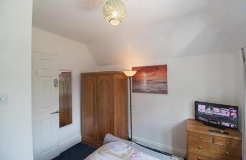 Luton Casa | 6 Bedroom Holiday Home with Hot Tub & Garden