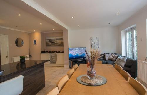 Luton Casa | 6 Bedroom Holiday Home with Hot Tub & Garden