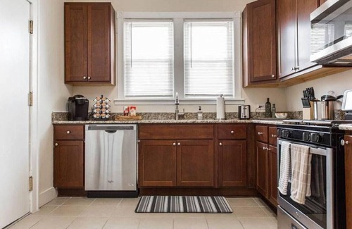 Libertyville Casa | 6 bedroom Home with 2 living spaces in DT Libertyville near Corp HQs & Naval Base