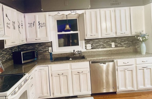Maplewood Casa | 6 bedroom house 2 mins away from maplewood mall