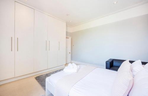 South Acton Casa | 6 Bedroom House by AV Stays Acton Sleeps 12 Free Parking
