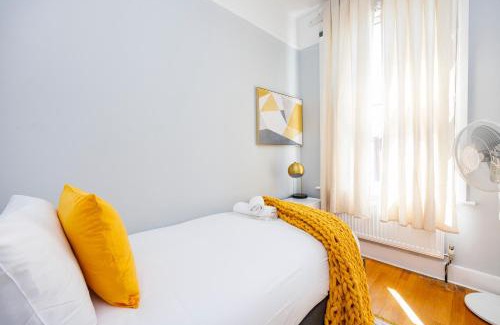 South Acton Casa | 6 Bedroom House by AV Stays Acton Sleeps 12 Free Parking