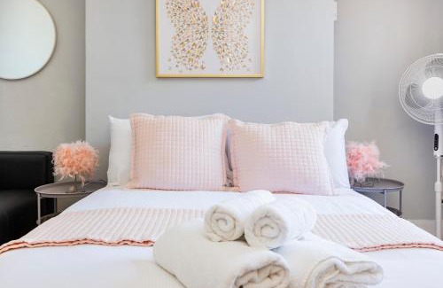 South Acton Casa | 6 Bedroom House by AV Stays Acton Sleeps 12 Free Parking
