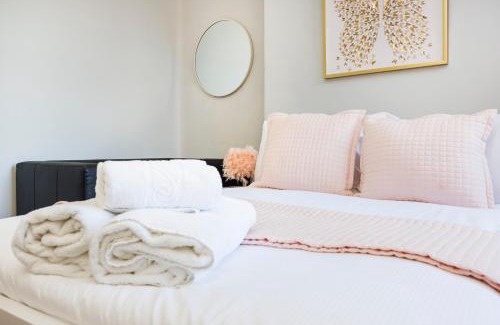 South Acton Casa | 6 Bedroom House by AV Stays Acton Sleeps 12 Free Parking
