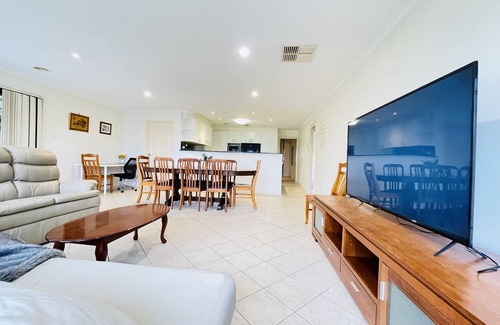 Gungahlin Casa | 6 Bedroom House @ Gungahlin Town Center