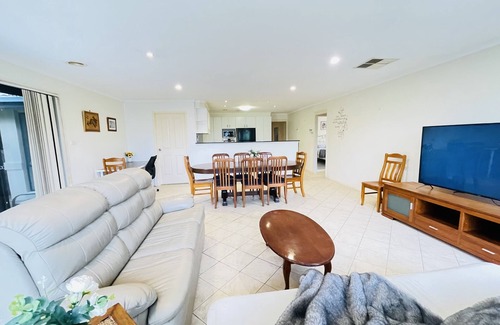 Gungahlin Casa | 6 Bedroom House @ Gungahlin Town Center