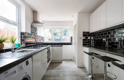 Watford Casa | 6 Bedroom house with 6 Baths-Perfect for big groups