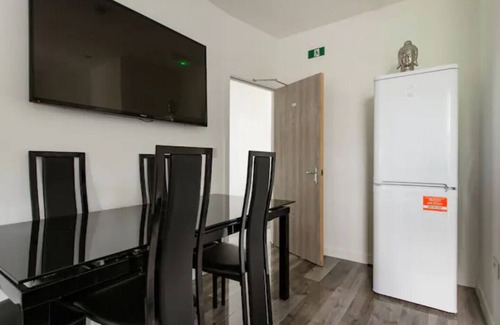 Watford Casa | 6 Bedroom house with 6 Baths-Perfect for big groups