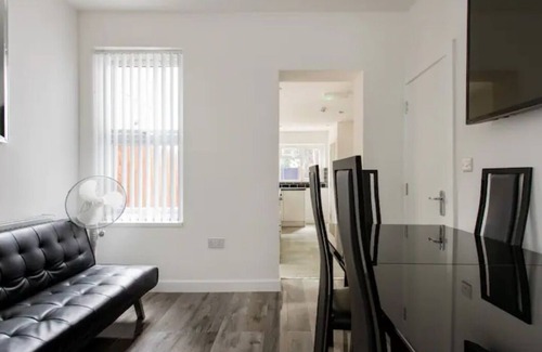 Watford Casa | 6 Bedroom house with 6 Baths-Perfect for big groups