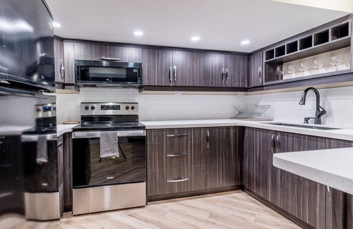 Oro-Medonte Casa | 6 Bedroom House with Hot Tub Pool BBQ. Near Bass Lake and Horseshoe Valley
