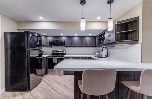 Oro-Medonte Casa | 6 Bedroom House with Hot Tub Pool BBQ. Near Bass Lake and Horseshoe Valley