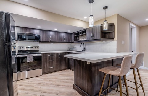 Oro-Medonte Casa | 6 Bedroom House with Hot Tub Pool BBQ. Near Bass Lake and Horseshoe Valley