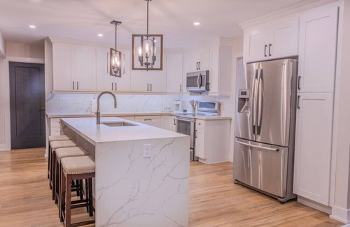 Oro-Medonte Casa | 6-Bedroom Modern Escape in Horseshoe-Pool+Hot tub