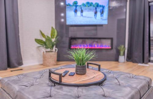 Oro-Medonte Casa | 6 Bedroom Modern Escape in Horseshoe, Pool and Hot tub