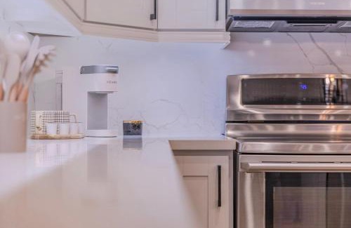 Oro-Medonte Casa | 6 Bedroom Modern Escape in Horseshoe, Pool and Hot tub