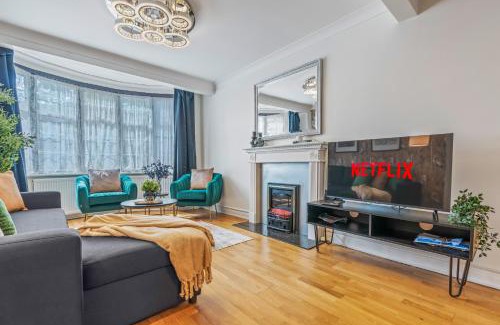 Perivale Casa | 6 Bedroom Perivale Haven - Pool Table - Parking