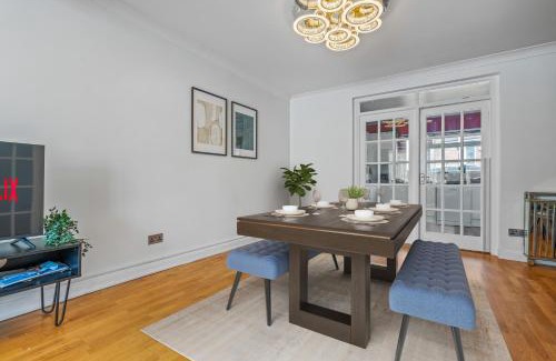 Perivale Casa | 6 Bedroom Perivale Haven - Pool Table - Parking