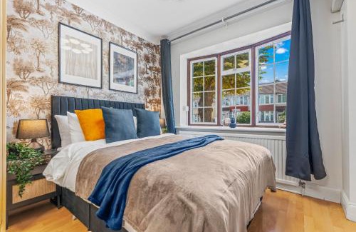 Perivale Casa | 6 Bedroom Perivale Haven - Pool Table - Parking