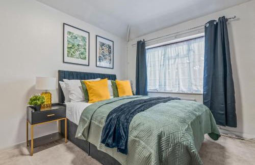 Perivale Casa | 6 Bedroom Perivale Haven - Pool Table - Parking