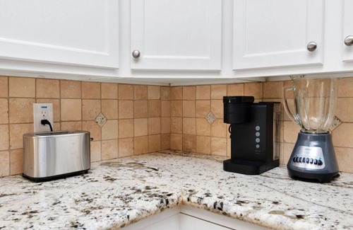 Kingwood Apartamento | 6-Bedroom Retreat, Pool & Spa: 20 Min Downtown GB
