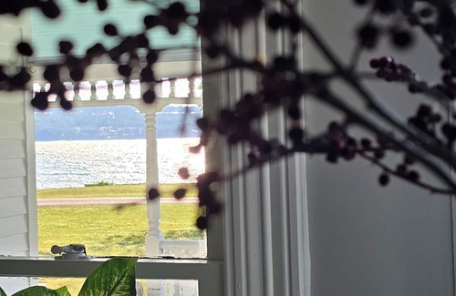 Valois Casa | 6 bedroom Victorian, on Hundreds of feet of unmatched pristine level beachfront.