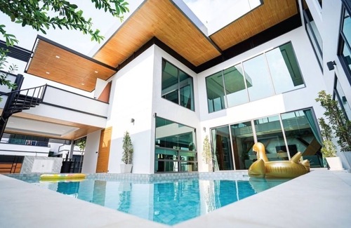 Nong Prue Villa | 6-bedroom villa in superb Muang Pattaya with WiFi, AC, fitness room