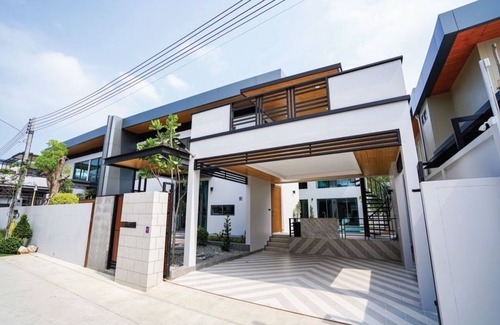 Nong Prue Villa | 6-bedroom villa in superb Muang Pattaya with WiFi, AC, fitness room