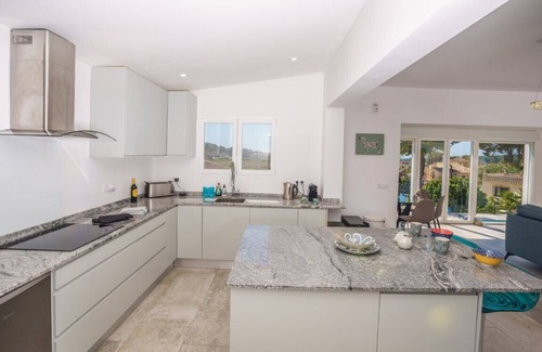 La Sabatera Villa | Villa de 6 dormitorios a minutos de la playa de Moraira. Piscina climatizada, vista al mar.