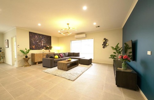 Point Cook Casa | 6 Bedrooms & 4 Bathrooms Big House for Big Group