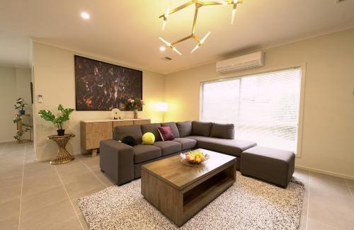 Point Cook Casa | 6 Bedrooms & 4 Bathrooms Big House for Big Group