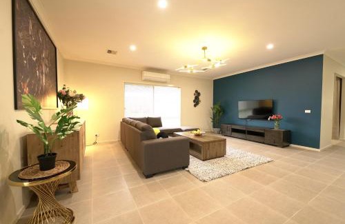 Point Cook Casa | 6 Bedrooms & 4 Bathrooms Big House for Big Group
