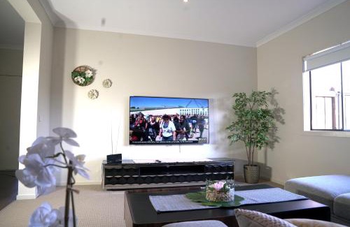Pakenham Casa | 6 Bedrooms Contemporary Big House at Pakenhem
