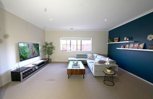 Pakenham Casa | 6 Bedrooms Contemporary Big House at Pakenhem