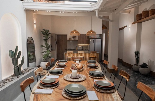El Poblado Casa | 6 Bedrooms House near Tourist Spots with backyard, Bar, Jacuzzi and heated pool