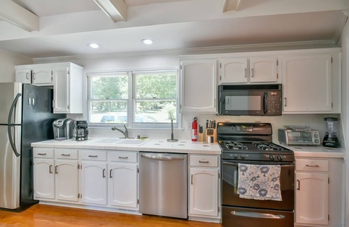 Semora Casa | 6 Bedrooms, Lakefront, Hot-Tub & Private Dock