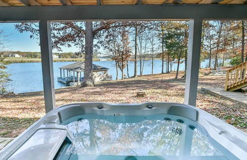 Semora Casa | 6 Bedrooms, Lakefront, Hot-Tub & Private Dock