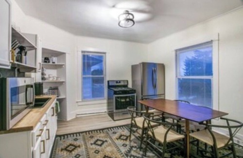 West Morningside Casa | 6 Bedrooms Sleeps 11, 3 Miles to Downtown!