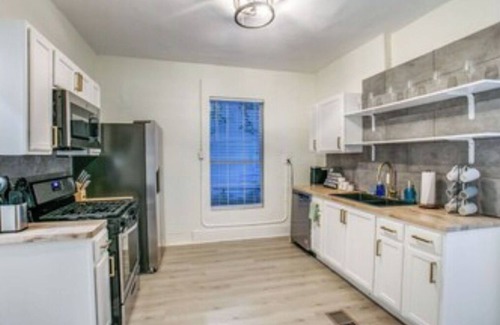 West Morningside Casa | 6 Bedrooms Sleeps 11, 3 Miles to Downtown!