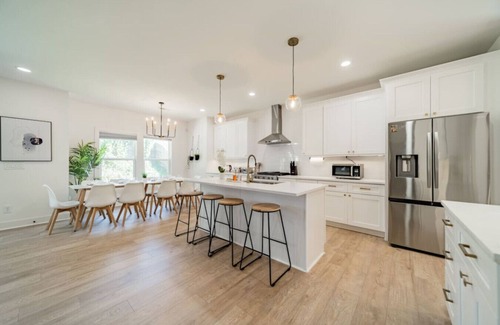 Enderly Park Apartamento | 6 Beds| Center City | Bank of America Stadium