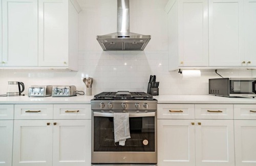 Enderly Park Apartamento | 6 Beds| Center City | Bank of America Stadium