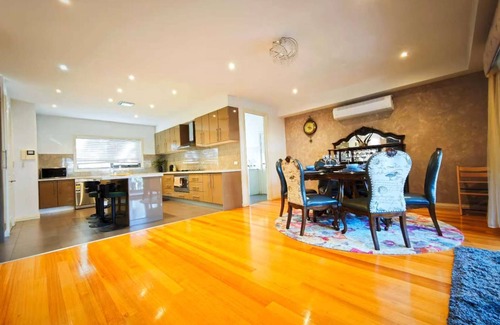 Keysborough Casa | 6 BR 3 BATH large mansion, 3 king beds, 4 queen beds, 5-star supreme enjoyment
